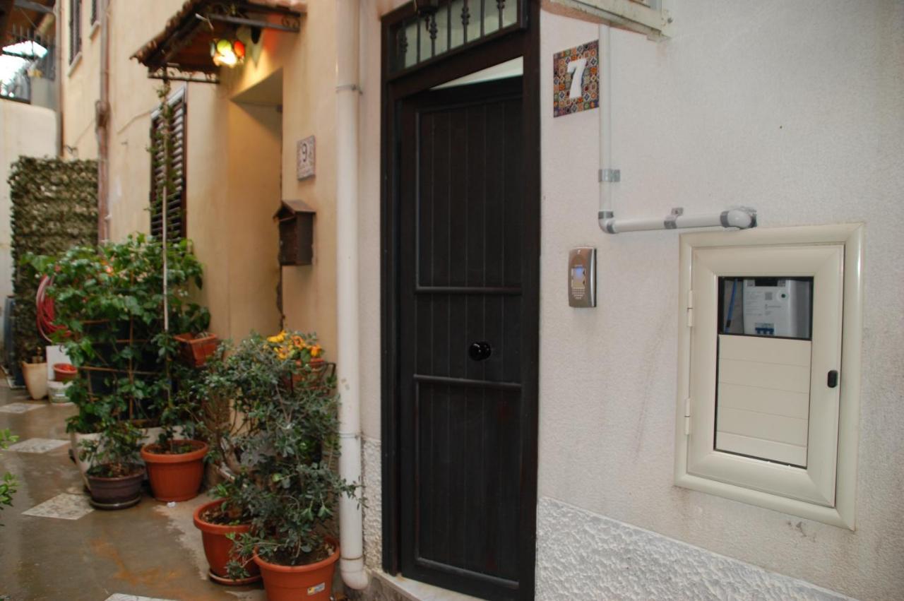 Casa Vacanze Antico Cortile Delle Palme Villa Villagrazia Di Carini Bagian luar foto